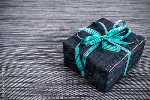 geschenkbox aus jeans auf grauem hintergrund im retro stil