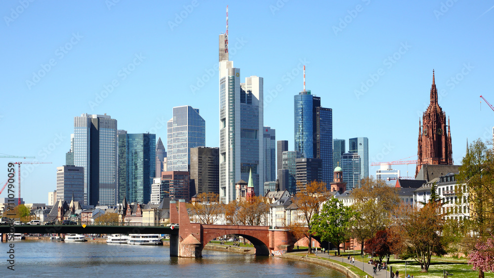 Frankfurt am Main, Blick von der Ignatz-Bubis-Brücke. (April 2016) Frankfurt am Main, Blick von der Ignatz-Bubis-Brücke. (April 2016)