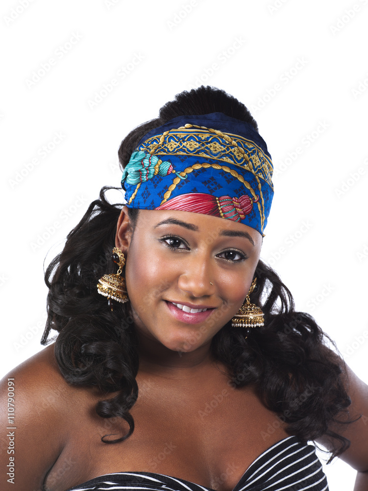 Naklejka premium smiling young african american woman.