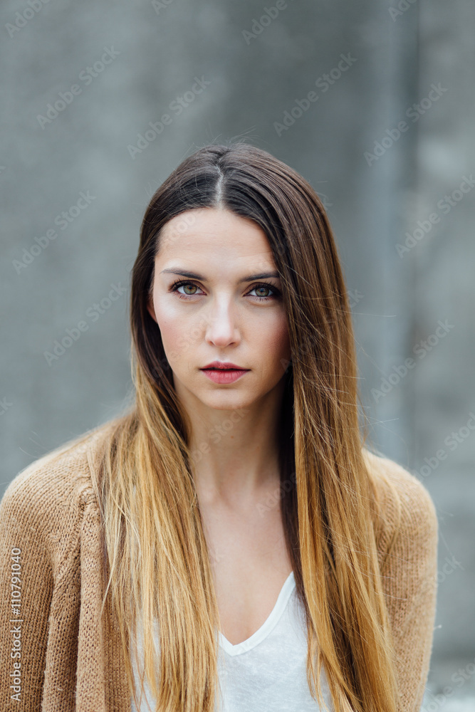 Fototapeta premium Portrait einer jungen Frau mit braunen Haaren