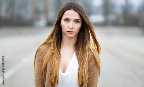 Foto Portrait einer jungen Frau mit braunen Haaren