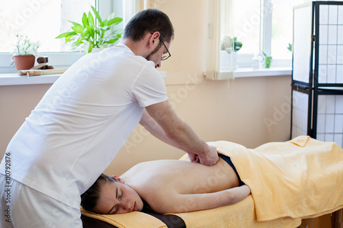  masseur doing massage on woman's back