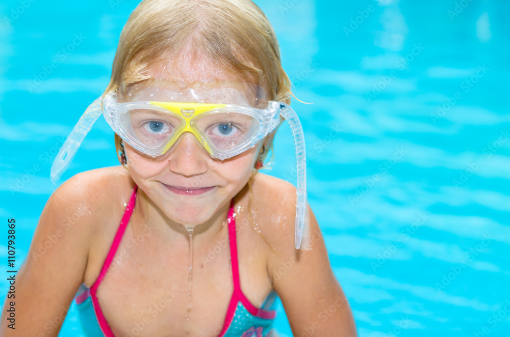 Naklejka premium child in the swimming pool