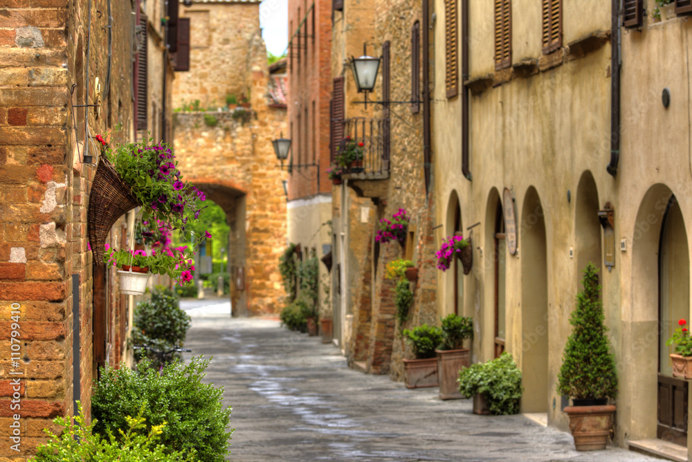 Plakat Widok antyczna stara europejska ulica w Pienza. Włochy.