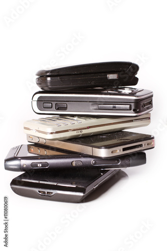 Stapel verschiedener Smartphones, isoliert