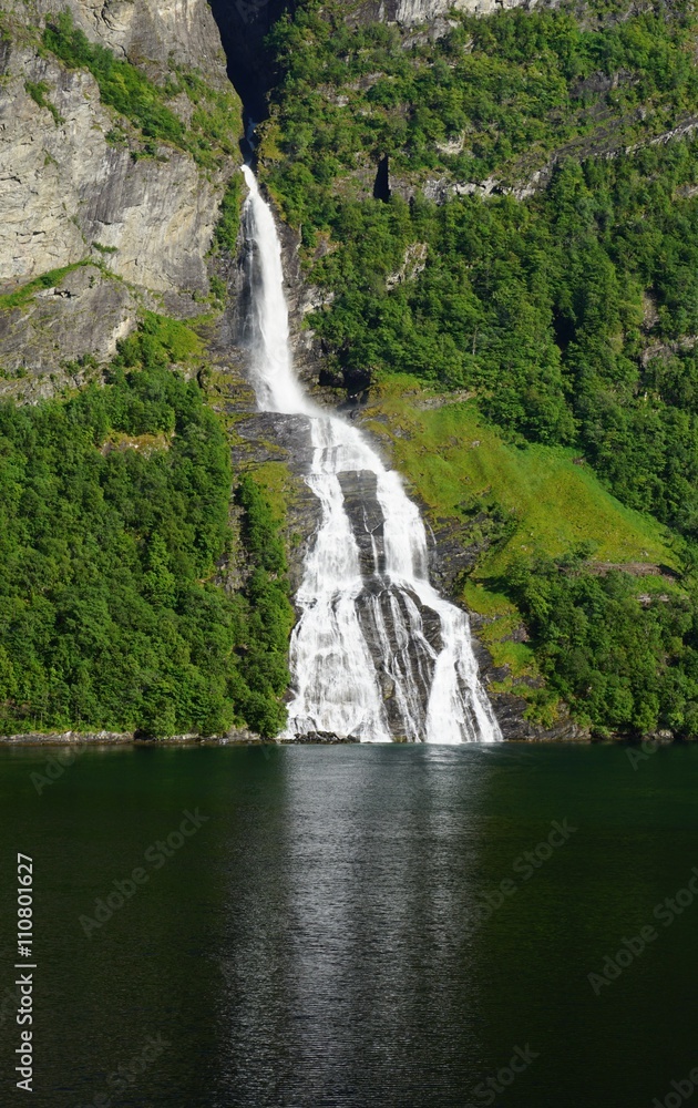 Fototapeta premium Wasserfall im Fjord