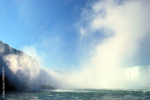 Acqua nuvole e vapore a Niagara Falls