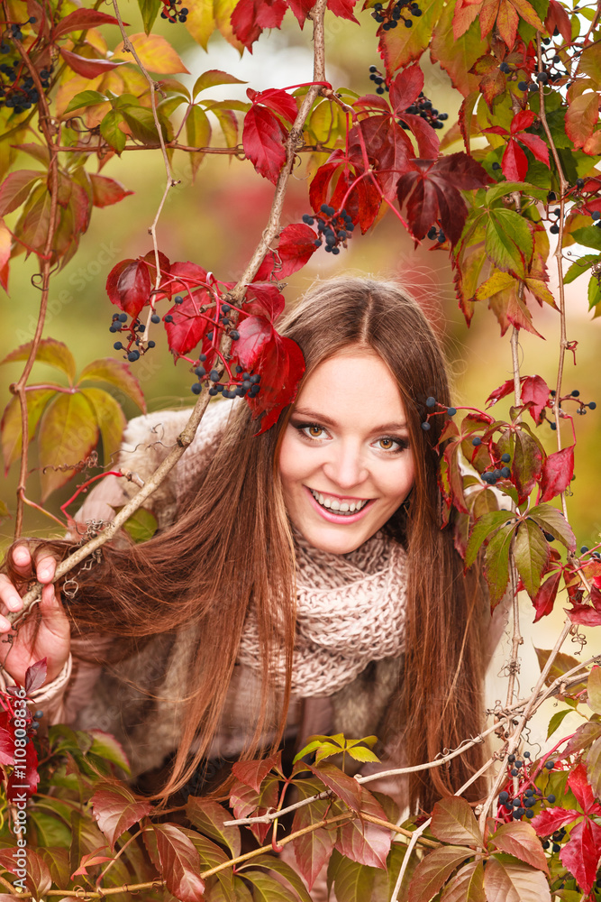 Naklejka premium woman fashion girl relaxing walking in autumnal park