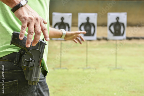 Canvastavla Man holding a gun ready to shoot