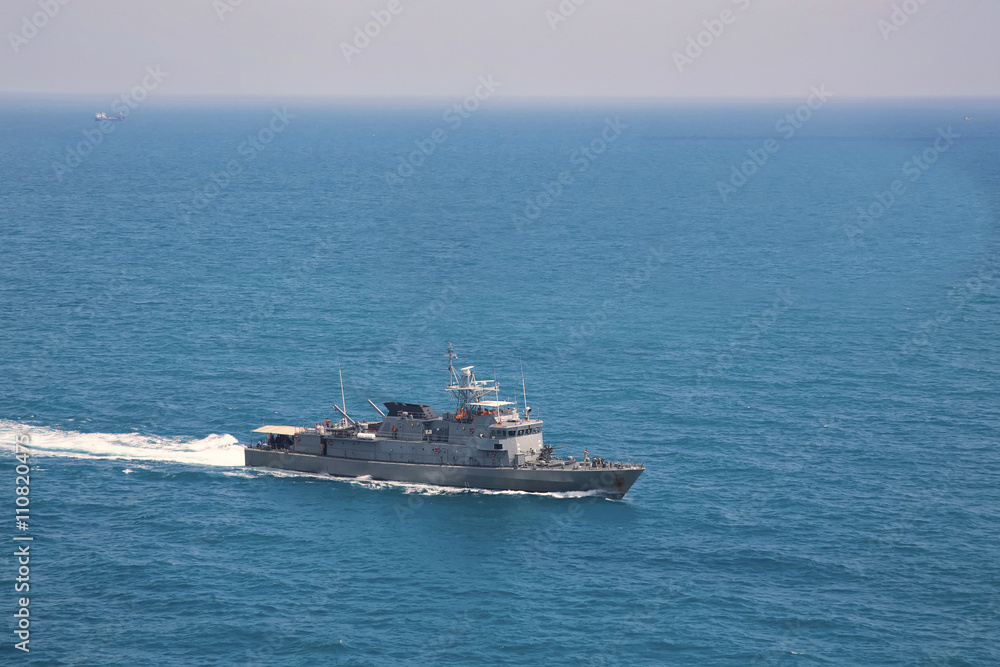 Obraz premium Military navy ships in a sea bay