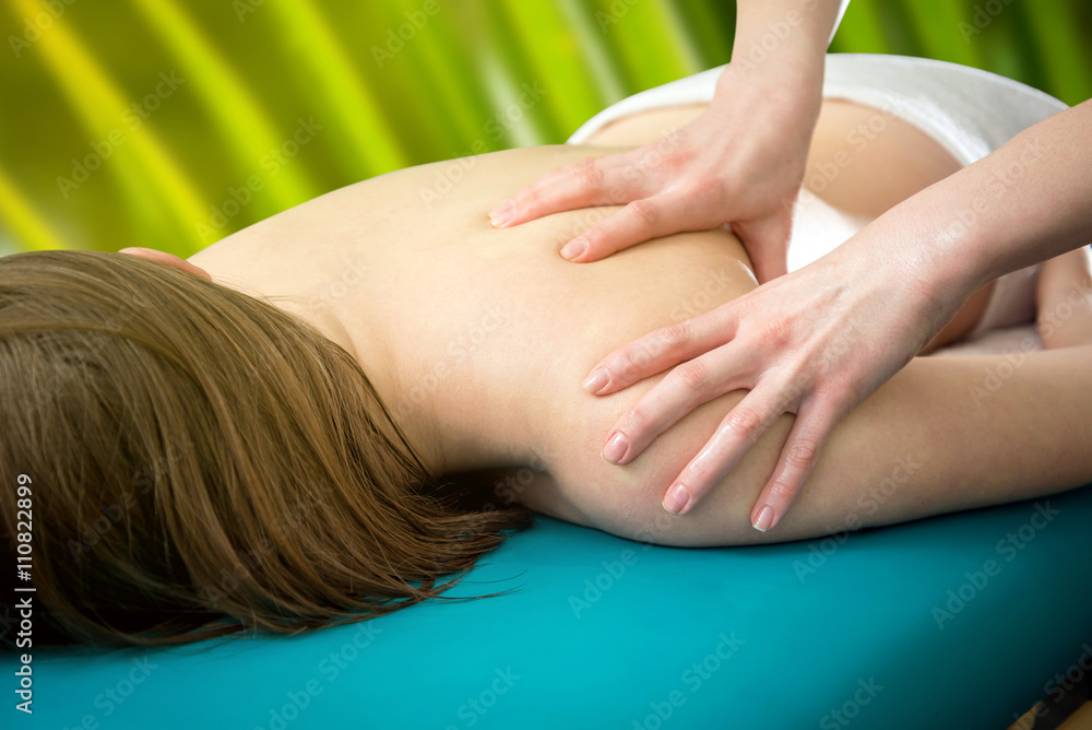 Obraz premium Massage on the shoulder of a young girl