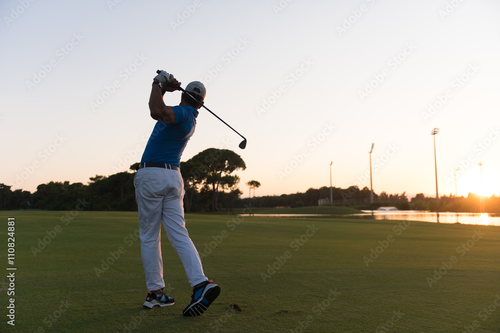 Obraz premium golfer hitting long shot