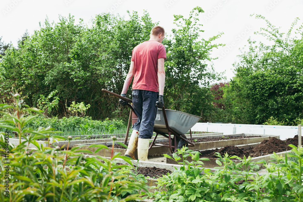 Ein junger Mann arbeitet im Garten