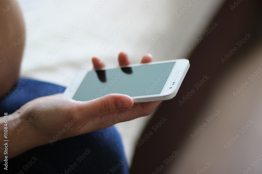 to hold the phone in hand
to hold the phone in hand