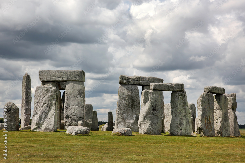 Naklejka premium Stonehenge historyczne miejsce na zielonej trawie pod błękitnym niebem. Stonehen