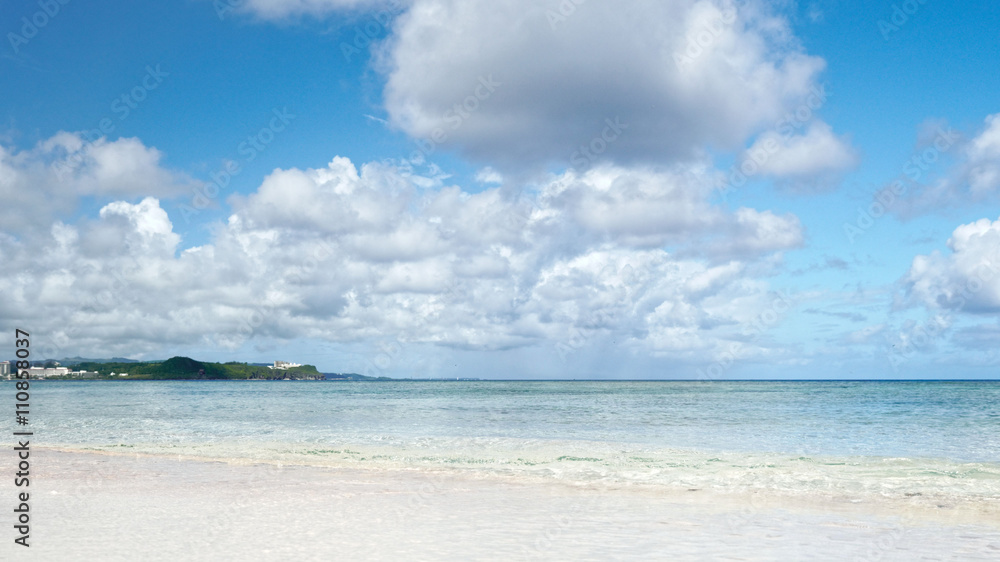 グアムタモン地区の透明な海と白い砂浜のガンビーチ