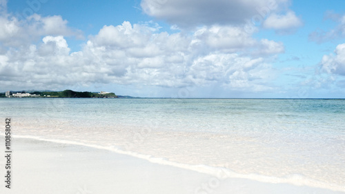 グアムタモン地区の透明な海と白い砂浜のガンビーチ photo
