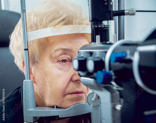 Tablou pe pânză Consultation with an ophthalmologist