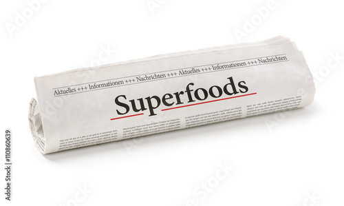 Zeitungsrolle mit der Überschrift Superfoods