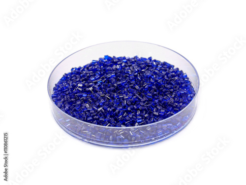 Foto PET-Granulat (blau) in Petrischale