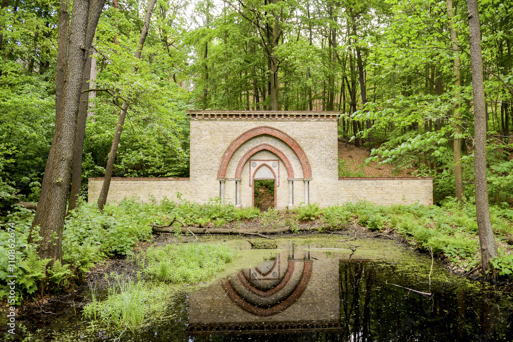 Fototapeta premium Baudenkmal Marienquelle bei Caputh im Land Brandenburg