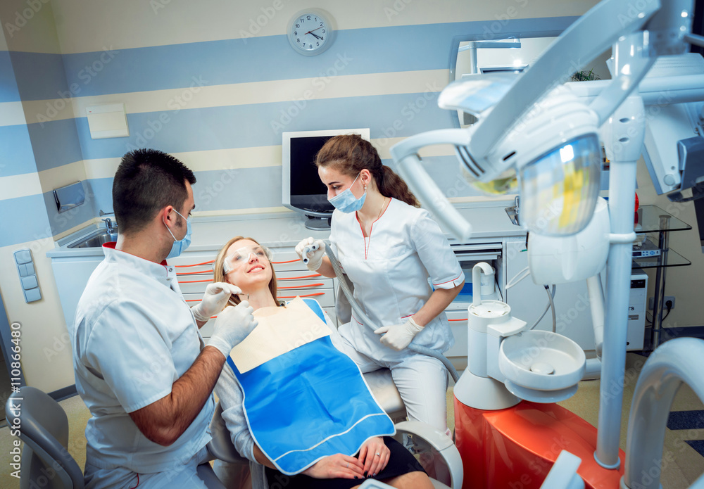 Obraz premium Young woman at the dental office