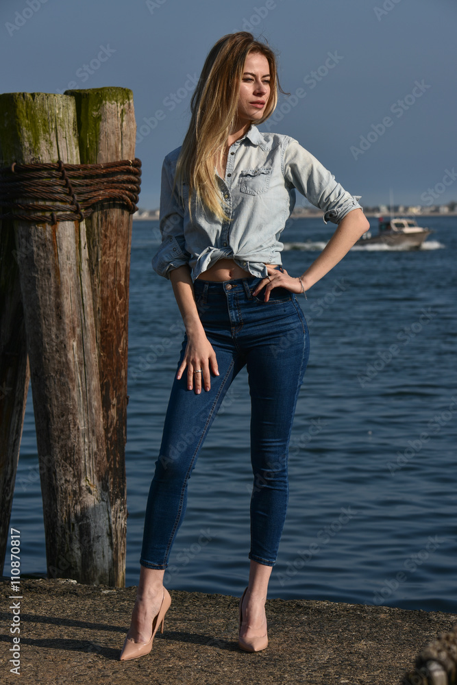 Jeans girls group pose hi-res stock photography and images - Alamy