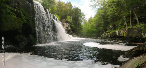 Fotografia Beautiful Springtime Waterfall