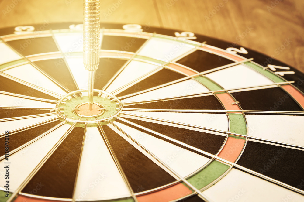 Obraz premium Dart arrow hit target center