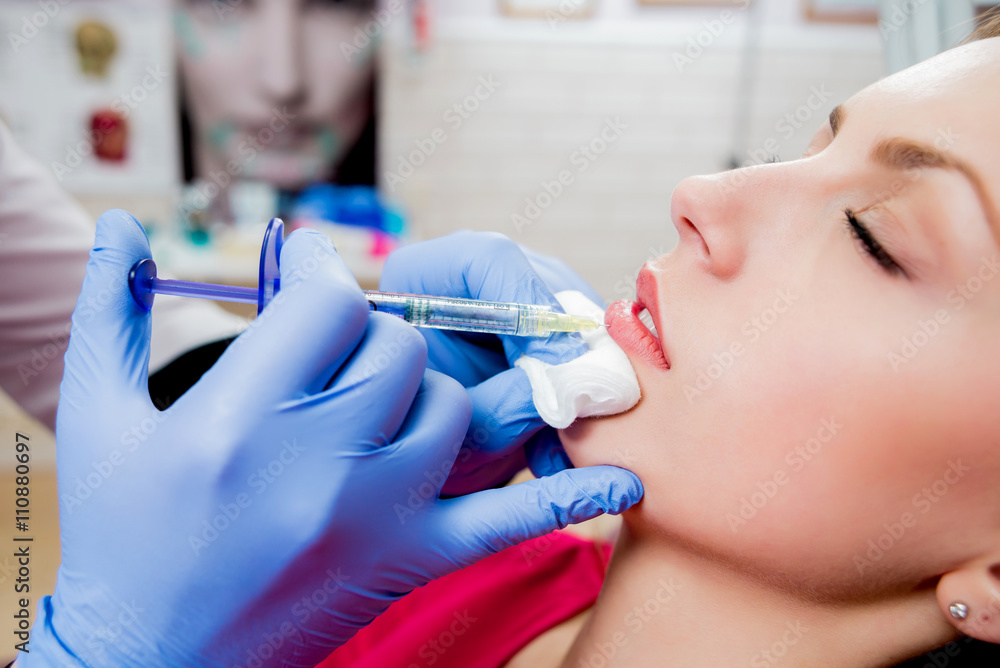 Naklejka premium Beautician and the patient in the clinic of aesthetic medicine.