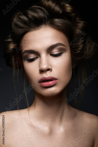 Fototapeta Naklejka Na Ścianę i Meble -  beautiful girl with a creative hairstyle and bright makeup. Beauty face