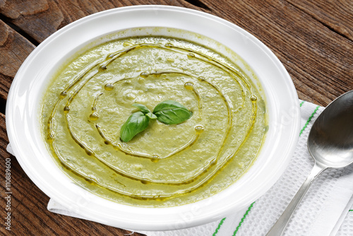 Bild auf Leinwand crema di zucchine e basilico