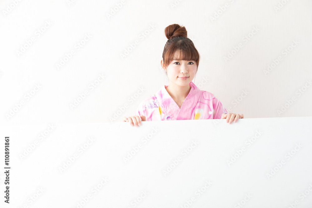 ボードを持つ浴衣の女性 ボードを持つ浴衣の女性