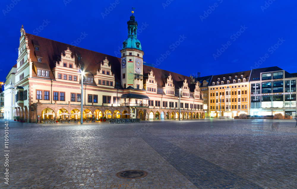 Leipziger Marktplatz mit Altem Rathaus am Abend.