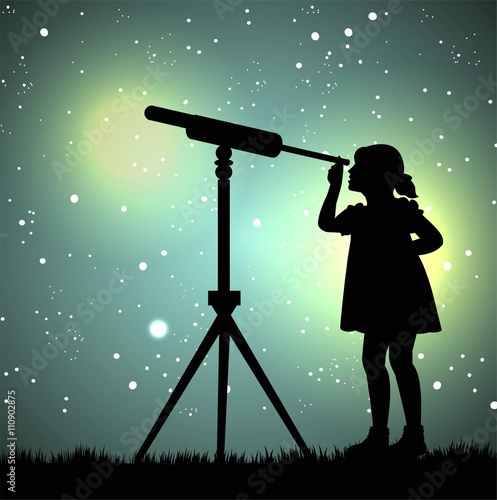 silhouette di bambina che guarda con il cannocchiale  le stelle 