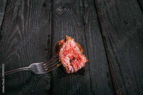 Fotografie grilled meat. impale a piece of steak on a fork.