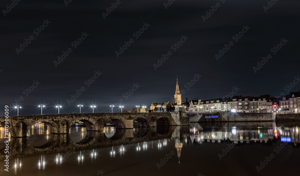 Fototapeta premium Old bridge in maastricht