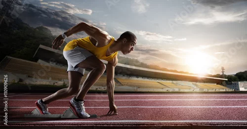 Obraz Sport. Sprinter pozostawiając bloki startowe na bieżni.