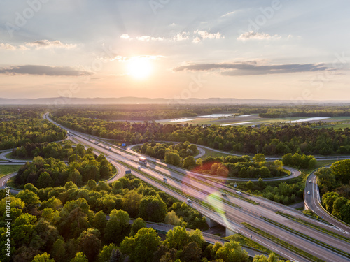 Autobahnkreuz bei Sonnenuntergang Infrastruktur photo