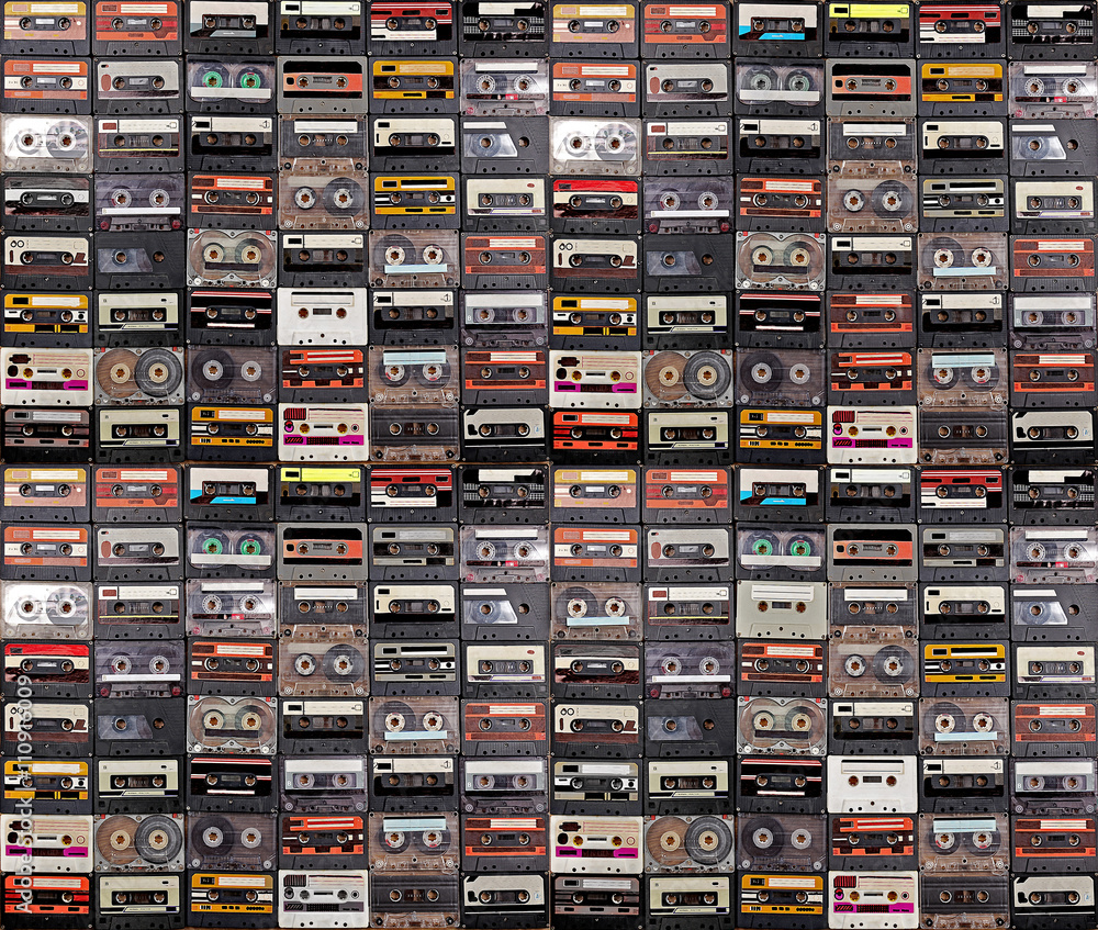 Naklejka premium Ogromna kolekcja kaset audio. Retro tło muzyczne