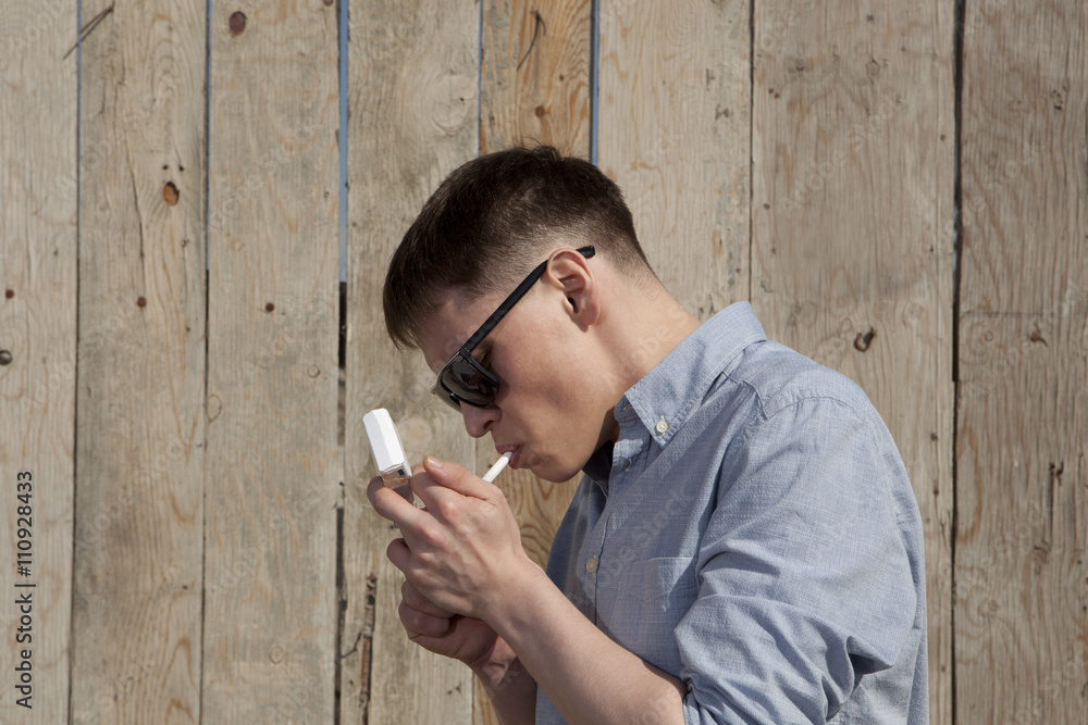 Obraz premium A young man smoking a cigarette