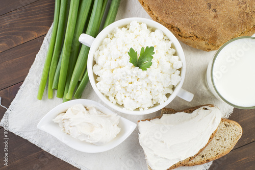 Cottage cheese with sour cream, milk, onion and bread