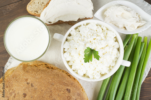 Cottage cheese with sour cream, milk, onion and bread
