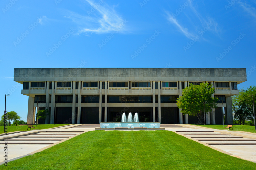 Obraz premium Kansas Supreme Court Judicial Center on a Sunny Day