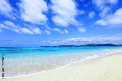 美しい沖縄のビーチと夏空 