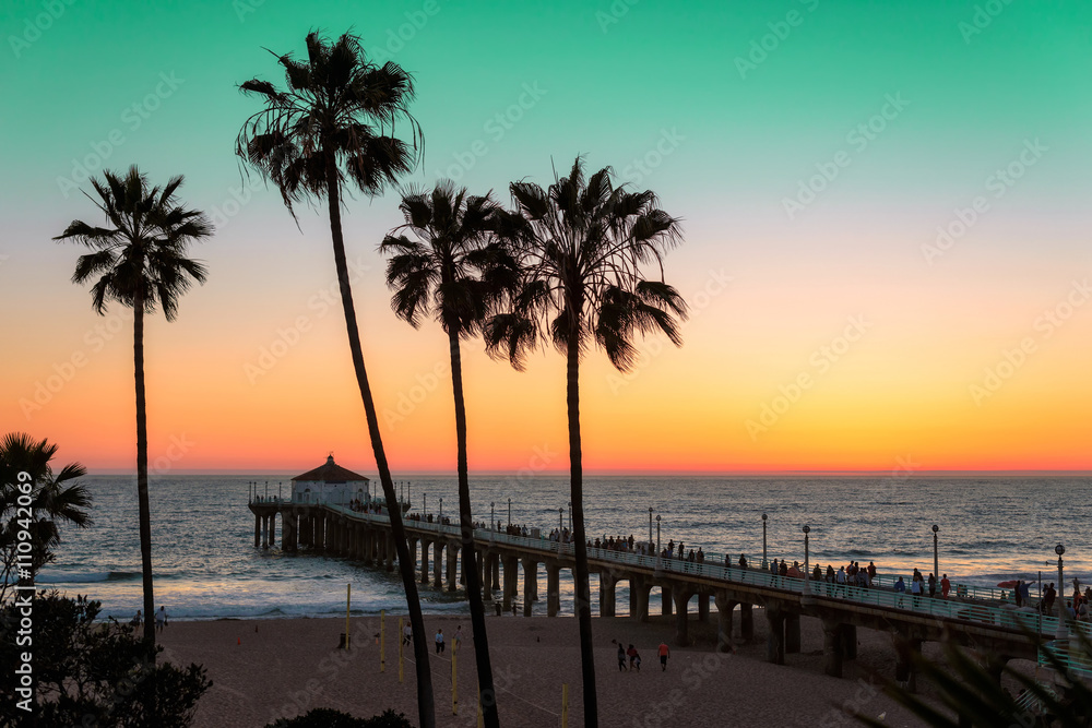 Obraz premium Palmy i molo o zachodzie słońca na plaży w Los Angeles. Przetworzone w stylu vintage. Moda podróż i koncepcja tropikalnej plaży.