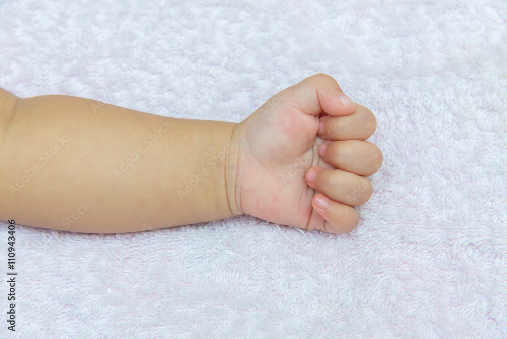 stranglehold Hand of the baby on white diapers stranglehold Hand of the baby on white diapers