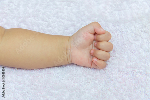 Fotografi stranglehold Hand of the baby on white diapers
