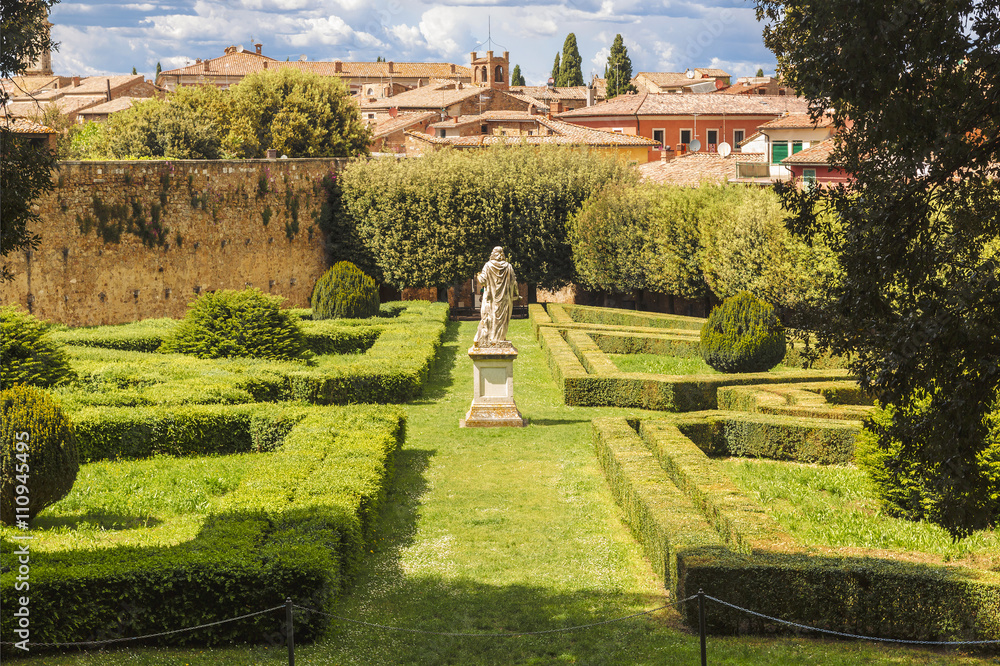 Fototapeta premium Italy, Tuscany region, San Quirico. Famous Italian garden of Horti Leonini