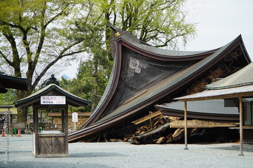 2016年4月の阿蘇地震で倒壊した阿蘇神社　熊本地震から4日後に撮影